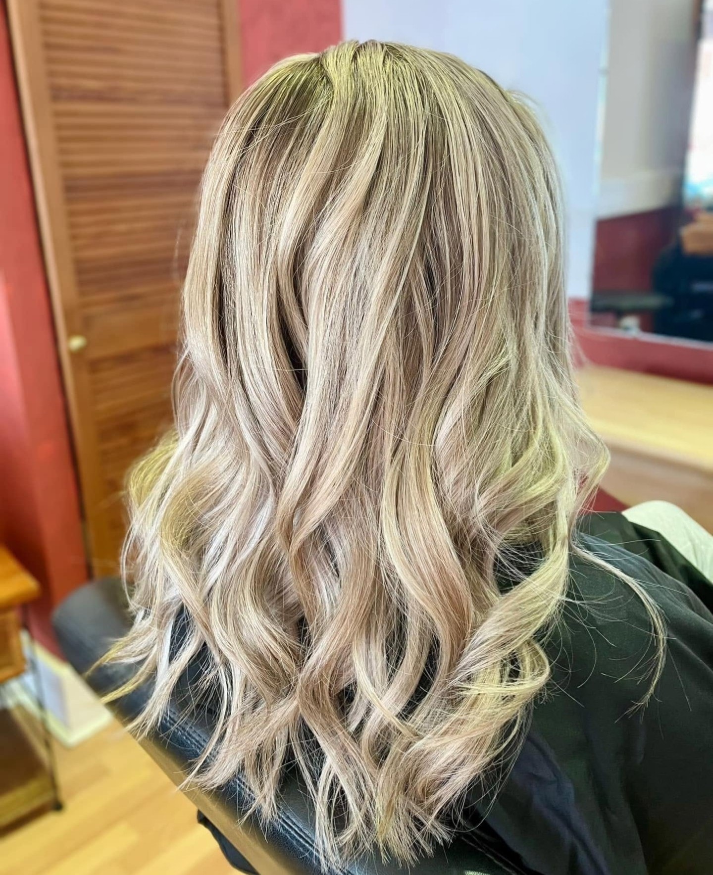 Long wavy blonde highlighted hair