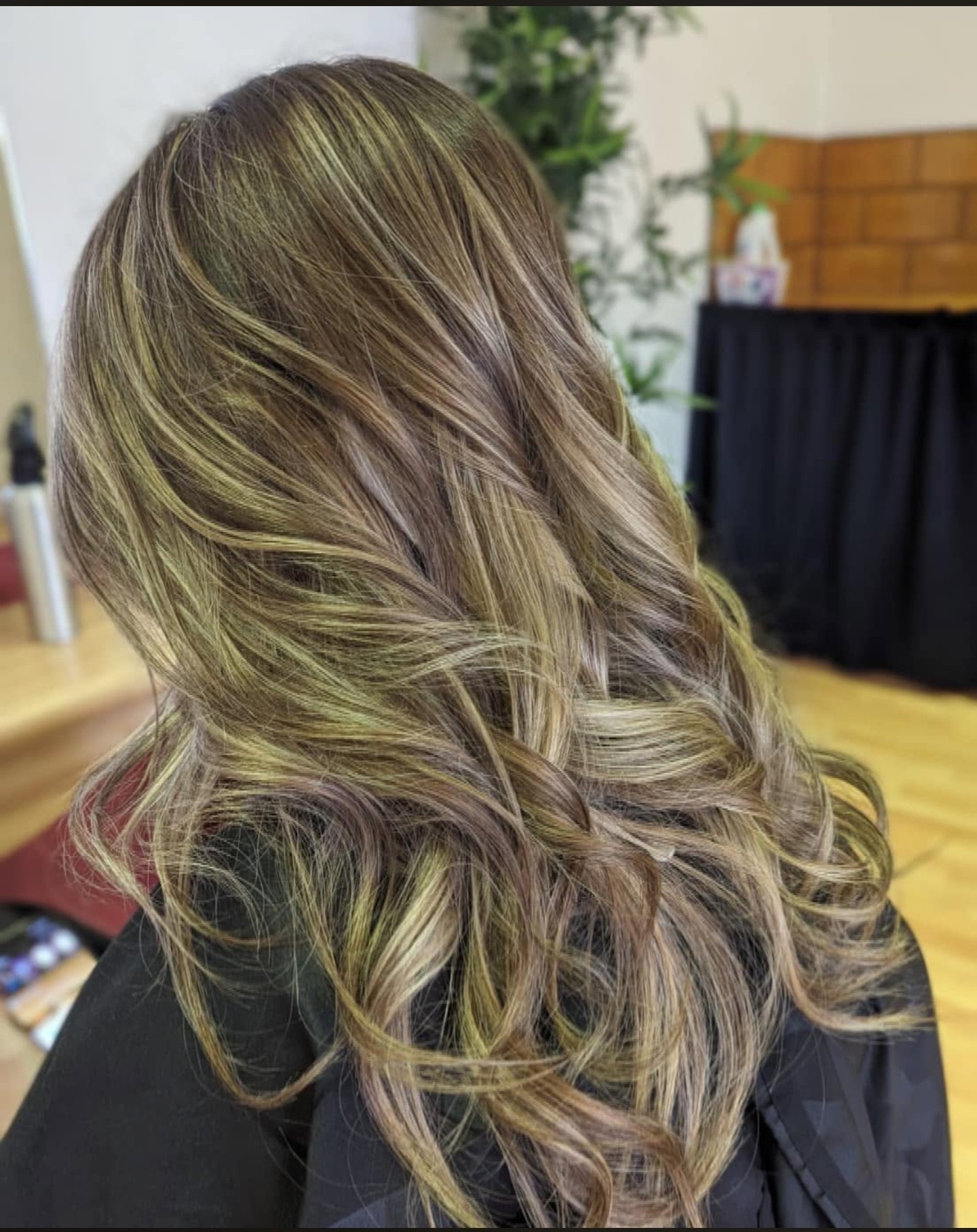 Long wavy hair with blonde highlights
